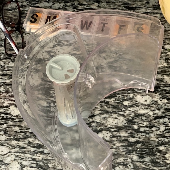 Keurig Coffee Maker - Older Model Works PERFECTLY - Picture 2 of 14